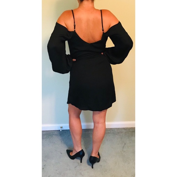 Black Slouchy, Cold Shoulder, Knee Length Dress - Picture 2 of 5